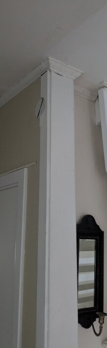 Öppning i tak och vägg från tidigare nedtagen vägg, visar kvarvarande strukturer och väggdetaljer.