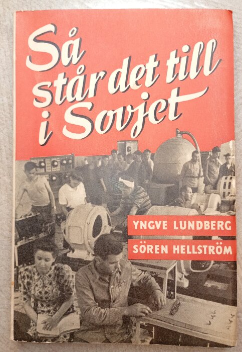 Omslag till boken "Så står det till i Sovjet" med arbetare i fabriken, publicerad av Yngve Lundberg och Sören Hellström.