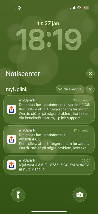 Aviseringar från myUplink på en mobilskärm som visar olika programvaruuppdateringar för en enhet, version 4.7.6 och 4.8.5.