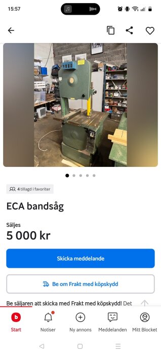 Grön ECA bandsåg i en verkstad, omgiven av hyllor med verktyg och material.
