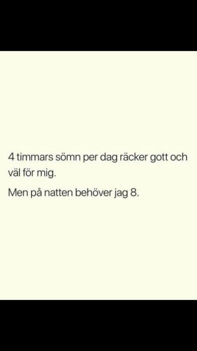 Textbild med skämt om sömn: "4 timmars sömn per dag räcker gott och väl för mig. Men på natten behöver jag 8.