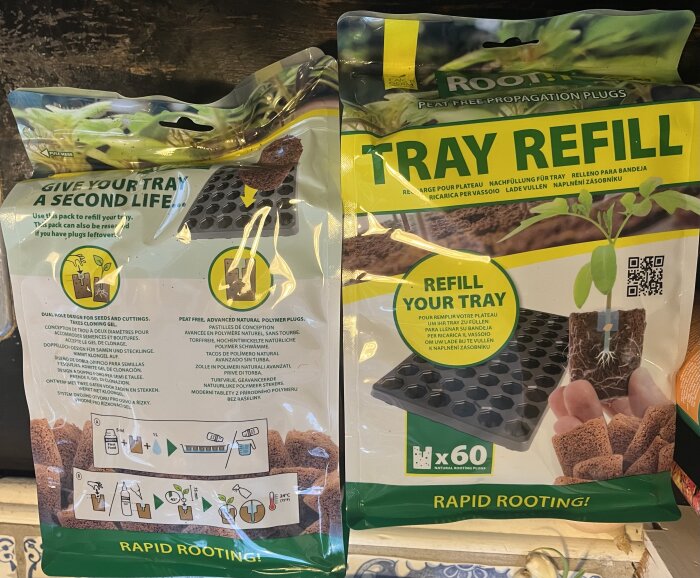 Förpackningar med RootIt Tray Refill, material för odling och rotning av växter, står på en hylla.