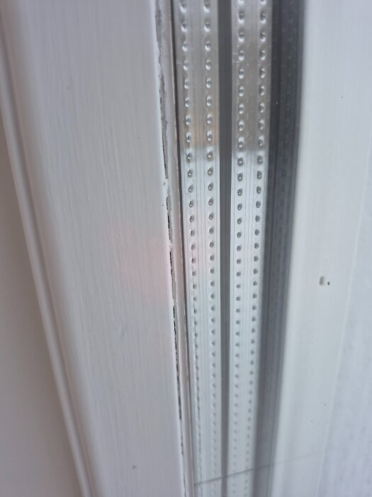 Sprickor i fogning och målning på dörrkarm, synliga efter temperaturskiftningar och några månaders användning, kräver eventuellt åtgärder.