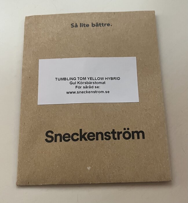 Förpackning från Sneckenström med märkning "Tumbling Tom Yellow Hybrid, gul körsbärstomat, för såråd se: www.sneckenstrom.se".