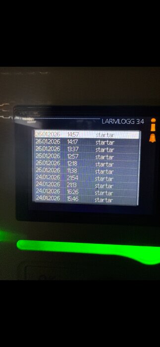 Display på värmepump visar larmlogg där systemet startar om flera gånger, med olika datum och tider.