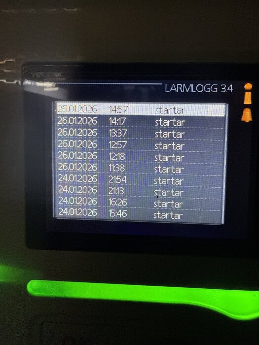 Skärmbild av larmloggen från en värmepump, visar flera omstarter med tider och datum, samt ordet "startar" upprepat.