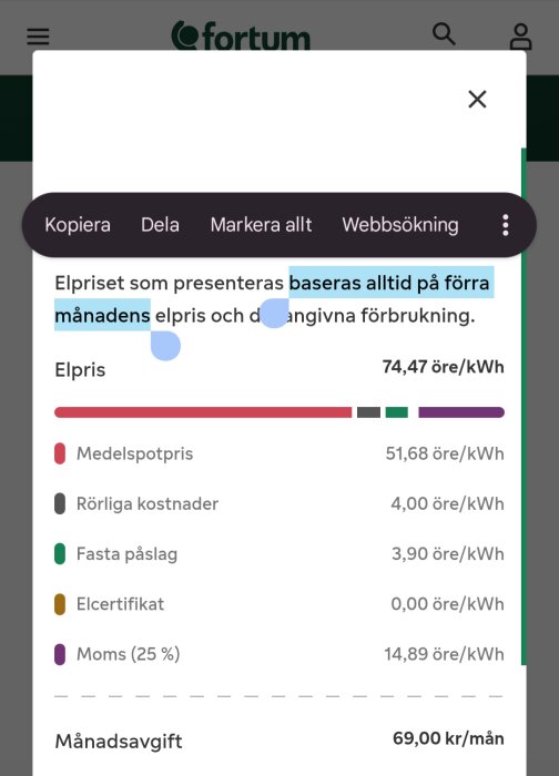Diagram över elprisuppdelning, inkluderar medelspotpris, rörliga kostnader, fasta påslag, elcertifikat och moms. Total elpris: 74,47 öre/kWh.