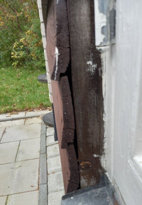 Glipa mellan fjällpanel och isolering på en husfasad, vilket kan tillåta vind att tränga in.