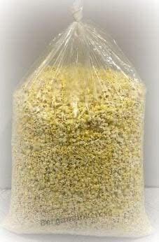 Stor plastpåse fylld med popcorn.