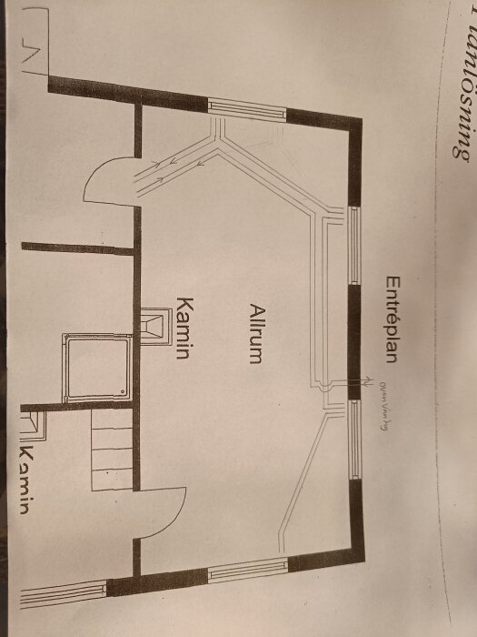 Planlösning för ett hus, visar entréplan med markerad gångväg för att undvika kanter, samt rum märkta som "Allrum" och "Kamin".