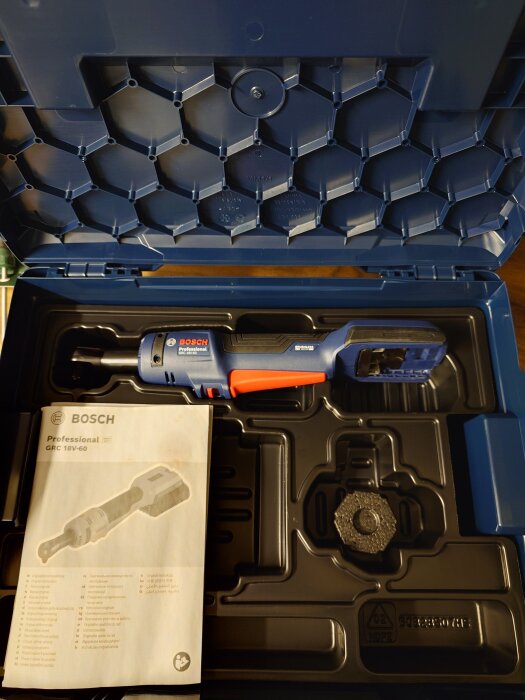 Evolution Bosch-mutterdragare i en blå plastbox med instruktioner och ett fastsättningsverktyg.