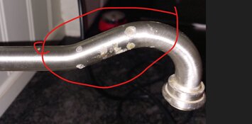Tapwell Classic köksblandare, antiksilver, med flagnande yta och markerade problemområden.