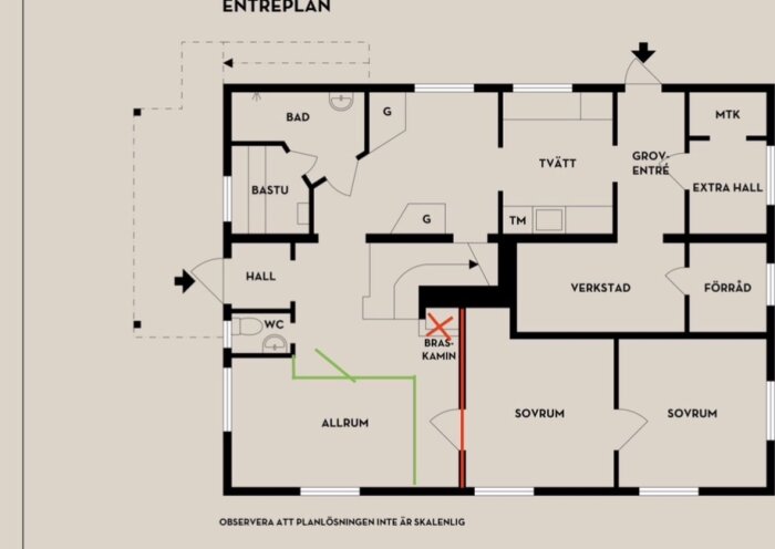 Planskiss över ett entréplan med olika rum som bad, bastu, hall och allrum. En braskamin är markerad med ett rött kryss.