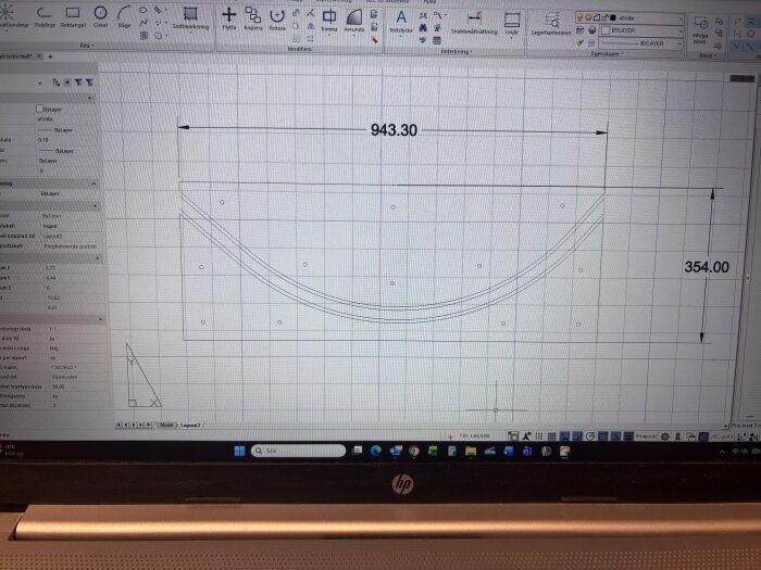 CAD-ritning av en svängd lucka med måtten 943,30 mm x 354,00 mm på skärm, strategiskt förberedd för ett byggprojekt.