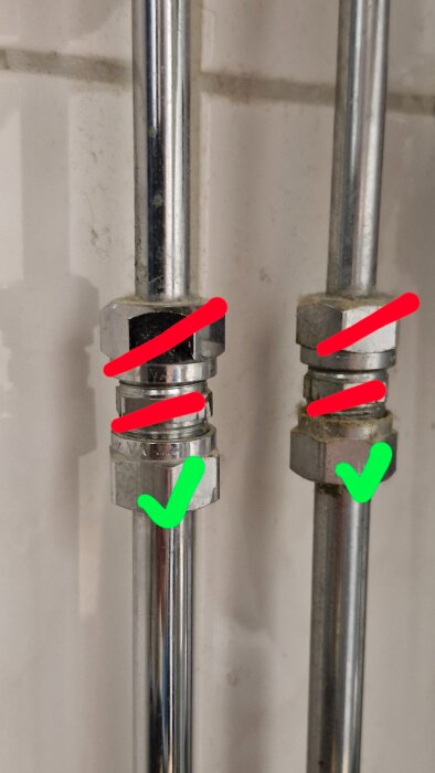 Två metallrör med kopplingar där en grön bock visar korrekt montering och en röd markerar felaktig montering.