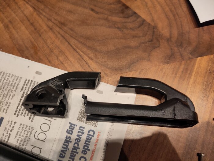 Trasigt handtag från ett lådcykelbatteri, brutet i två delar efter försök att använda hävarm för att lösgöra batteriet.