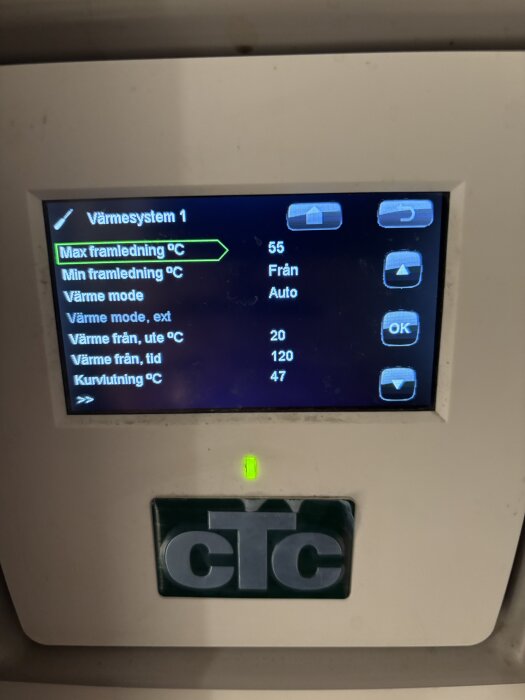 Display på en CTC värmepumps innerdel visar inställningar som max framledningstemperatur och värmemodus i ett svenskt enfamiljshus, Göteborg.