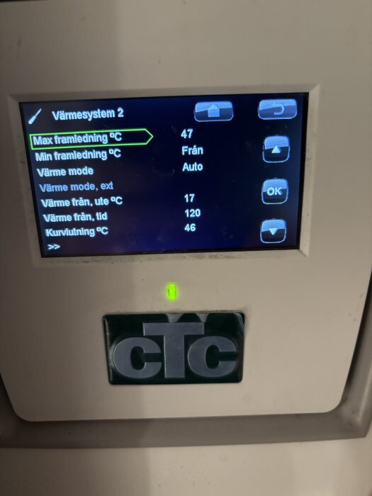 Skärm på värmepumpens kontrollpanel, visar olika inställningar som max framledningstemperatur, värmemodus och kurvlutning, med CTC-logotyp nedanför.