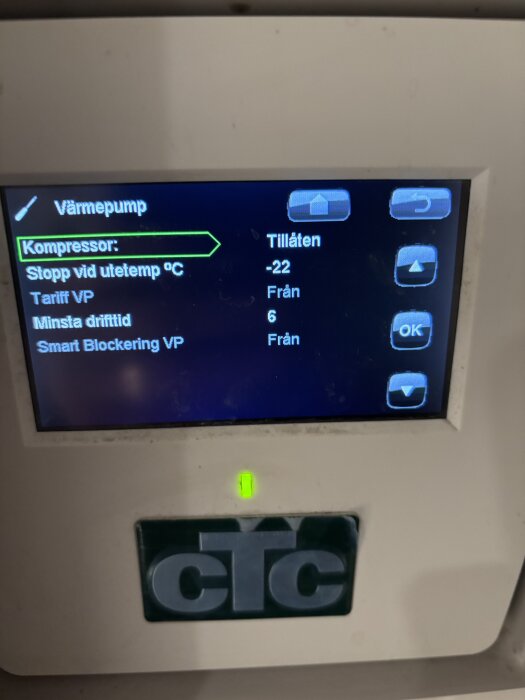Värmepumpsdisplay visar inställningar: kompressor tillåten, stopp vid utetemp -22°C, tariff VP från, minsta drifttid 6, smart blockering VP från.