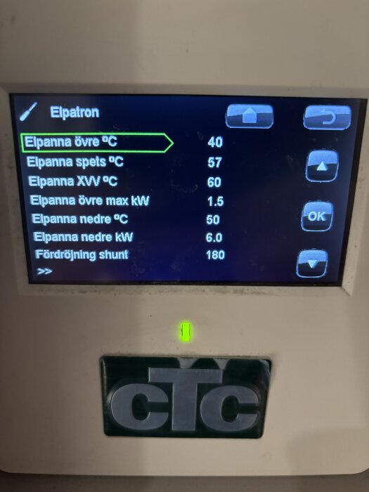 Displayen på en värmepump visar inställningar för elpanna med olika temperaturer och effektnivåer, bland annat max kW inställd på 1,5.