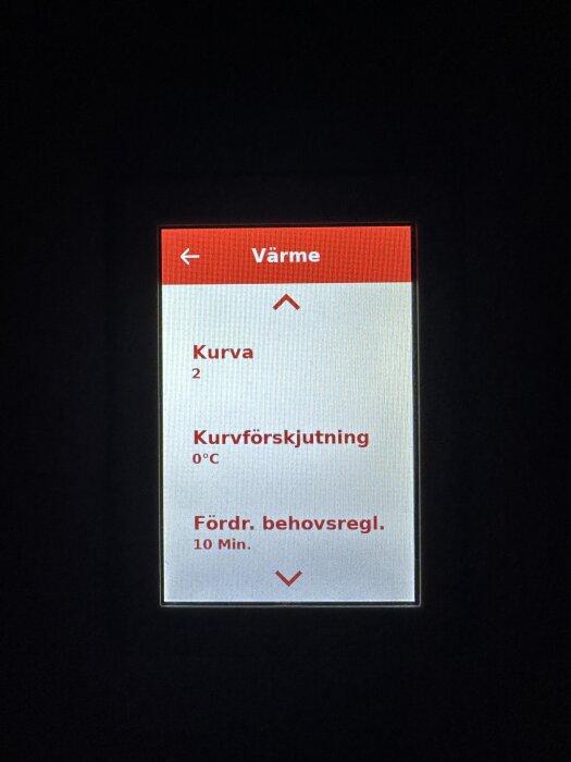 Display av Thermia Ventec visar värmekurva 2, kurvförskjutning 0°C, fördröjd behovsreglering 10 min.