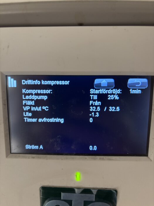 Närbild av en skärm som visar driftsinformation för en kompressor med temperaturer och inställningar för en värmepump.