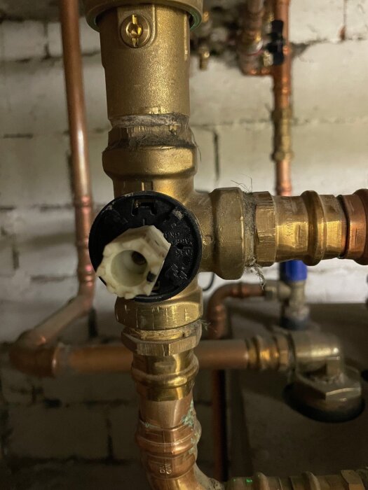 Blandningsventil VRG131 och shunt Essbe ARA661 i kopparrör, närbild som visar ventilspindel och omgivande rörkopplingar.