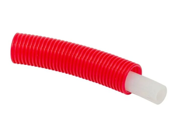 Röd korrugerad skyddsslang med vit plastslang inuti, för installationer.