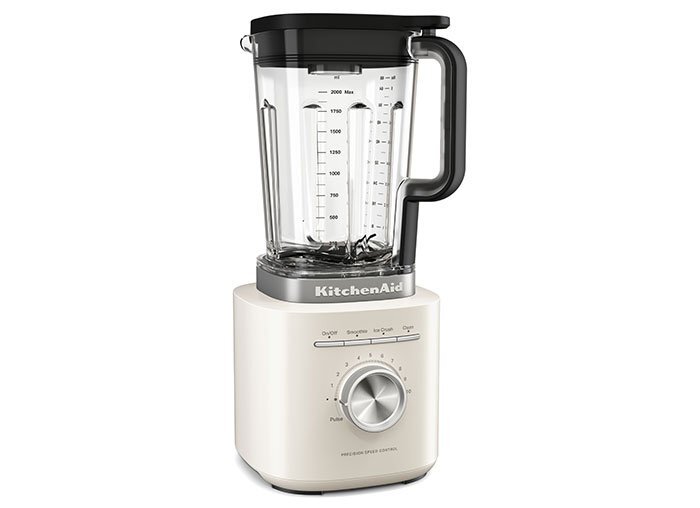 KitchenAid Pure Power Blender med vit bas, stor kanna med måttangivelser och kontrollpanel med vridknapp och program för olika funktioner som smoothie och iskross.