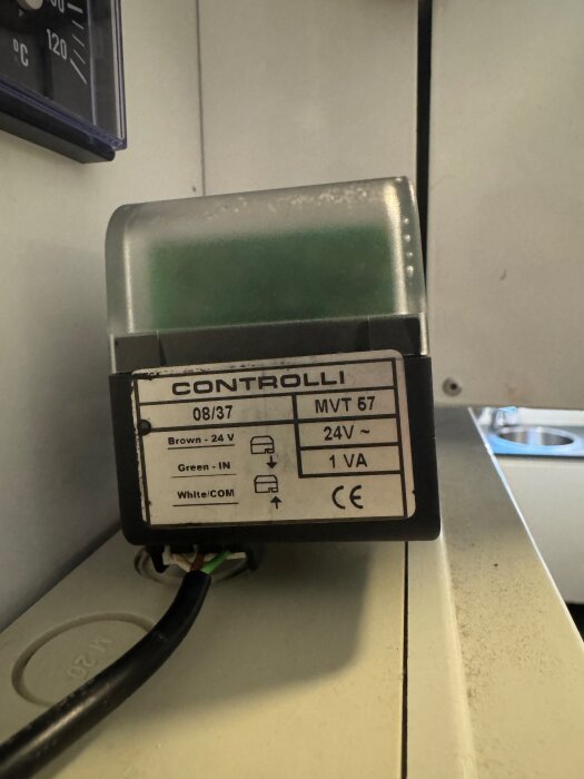 Elektrisk komponent med märket "Controlli", modell MVT 67, 24V, placerad på en industriell yta.