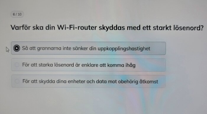 Fråga om att skydda Wi-Fi-router med starkt lösenord, tre svarsalternativ. Förvalt svar: "Så att grannarna inte sänker din uppkopplingshastighet".
