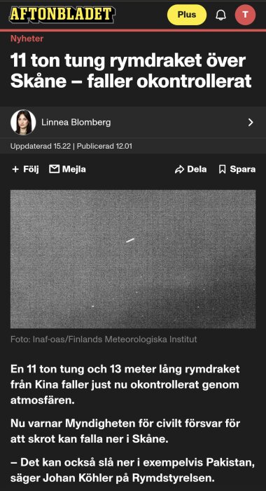 Svartvit bild av natthimlen med ett sträck som representerar en fallande rymdraket, omgiven av små ljusa prickar som stjärnor.