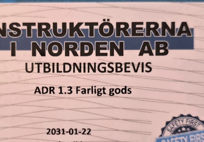 Utbildningsbevis från Instruktörerna i Norden AB för ADR 1.3 Farligt gods, giltigt till 2031-01-22, med en säkerhetsstämpel.