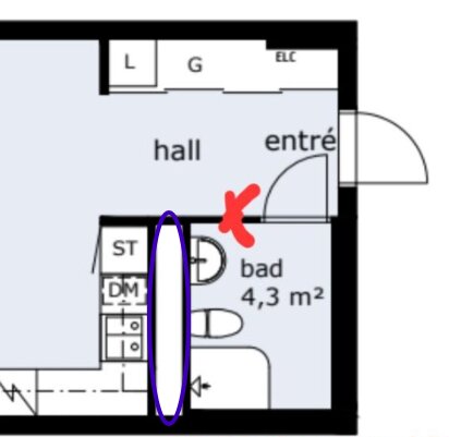 Planskiss av en lägenhet med rörschakt markerat i blått och ett badrum på 4,3 m² nära entrén markerat med ett rött kryss.