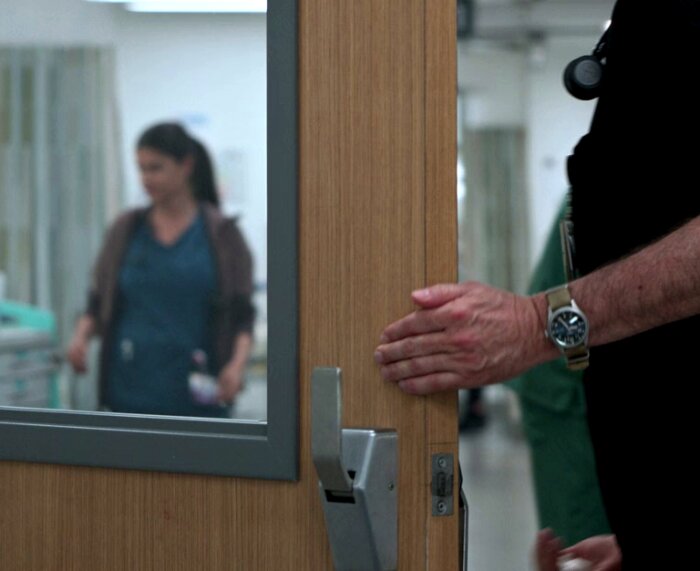 Dörr med vertikalt handtag som öppnas genom att dra handtaget mot sig, användbart för personer med begränsad rörlighet i lederna.