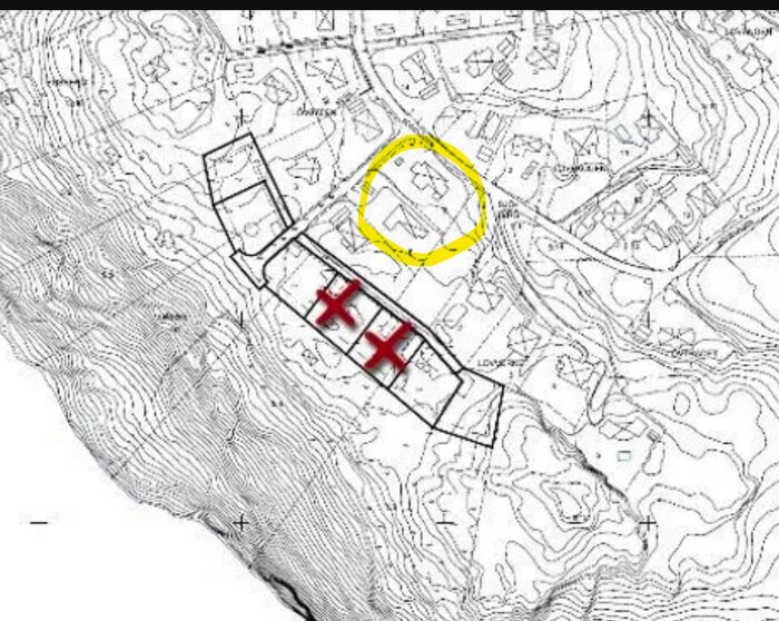 Karta över Sollentuna med markerade områden, två röda kryss och en gul cirkel som markerar tomter i ett bebyggelseprojekt.