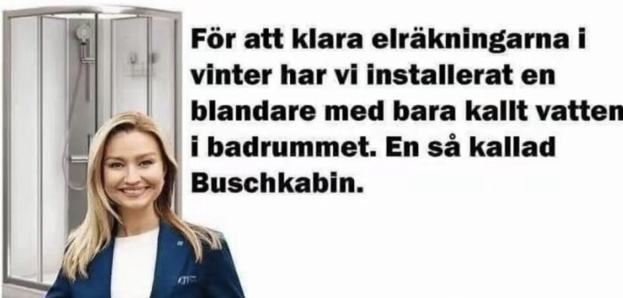 En leende person i kavaj framför en duschkabin. Text till höger beskriver installationen av en blandare med kallt vatten som en "Buschkabin".