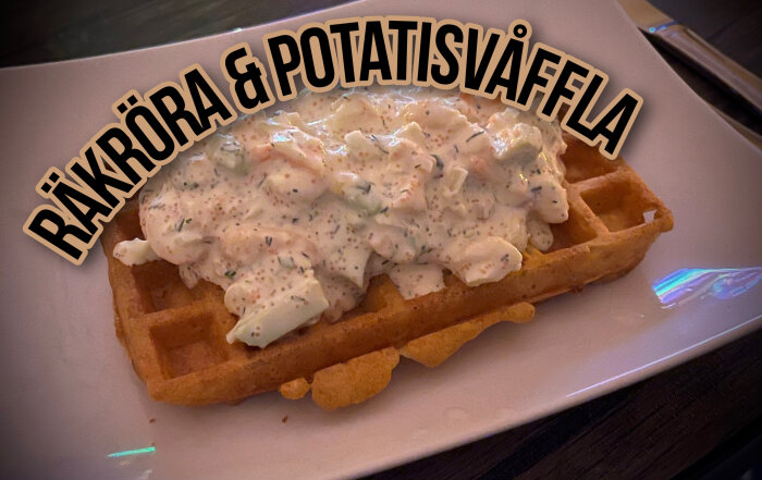 Räkröra på en potatisvåffla serverad på en vit tallrik.