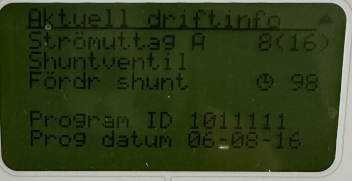 Display på CTC Ecoheat 5 bergvärmepump som visar aktuell driftinfo, strömutt. A, shuntventilstatus och program-ID.