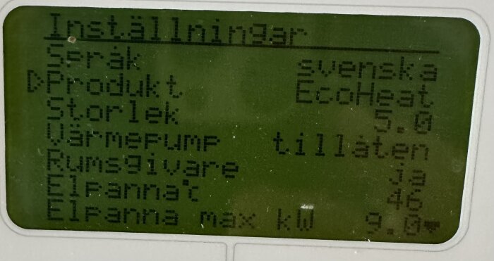 Närbild på displayen för en CTC Ecoheat 5 bergvärmepump som visar språkinställning, produktnamn, storlek och annan relevant information.