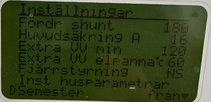 Skärm med inställningar för CTC Ecoheat 5 bergvärmepump, visar parametrar som fördröjd shunt, huvudsäkring, extra varmvatten och fjärrstyrning.