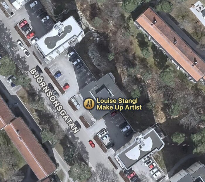 Satellitbild över parkeringsplatser och byggnader längs Björnsonsgatan med markeringen för en makeup-artiststudio.