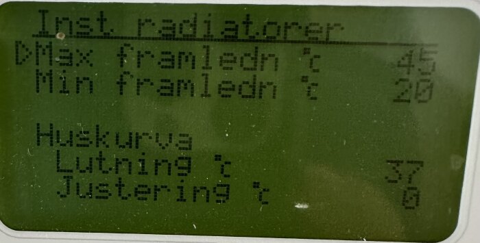 Närbild på display av bergvärmepump med inställningar för radiatorer: max framledning 45°C, min 20°C, huskurva lutning 37, justering 0.