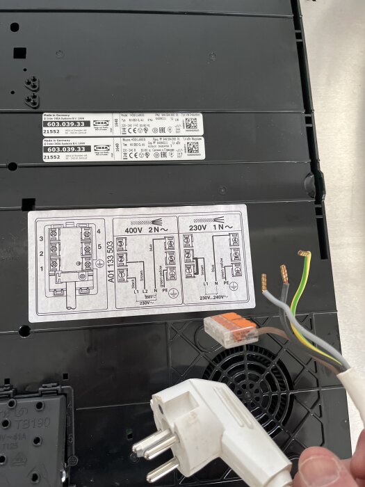 Elektrisk anslutning av spis med kopplingsschema, visar anslutningsplint och elkabel med prongkontakt, diskussion om anslutning utan nolla.