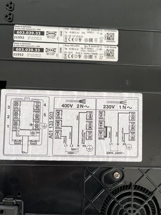 Kopplingsschema och etiketter på baksidan av en elektrisk apparat, visar anslutningar för 400V och 230V samt tekniska specifikationer.