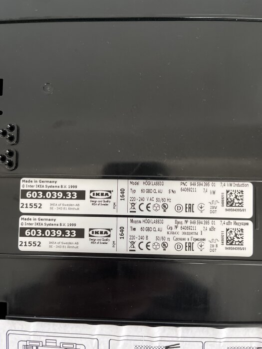 Etikett av en IKEA spismodell "HÖGKLASSIG" med specifikationer: 220-240V, 50/60Hz, 7,4 kW, tillverkad i Tyskland.