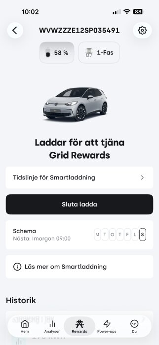 App som visar en elbil under laddning. Batterinivå 58%, enfasladdning, schema för laddning nästa dag 09:00, knappar för smartladdning och historik.