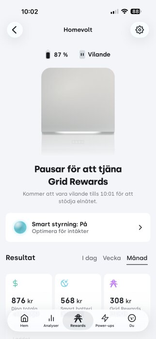 Mobilskärm med app för energiövervakning, visar batteriet på 87 % och inställt på viloläge. Visar sparade belopp och funktion för smart styrning av elnätet.