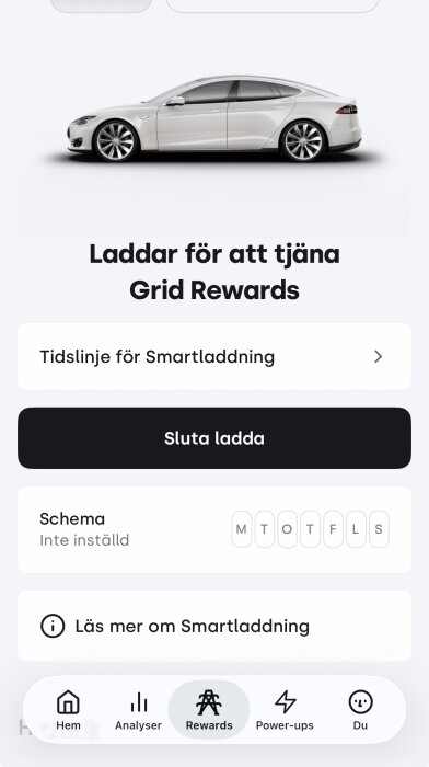 En vit elbil på en appskärm med text om att tjäna Grid Rewards genom smart laddning.