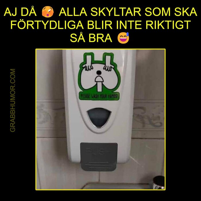 En tvålbehållare med en humoristisk skylt som liknar en man med neddragna byxor och texten "Please wash your hands".